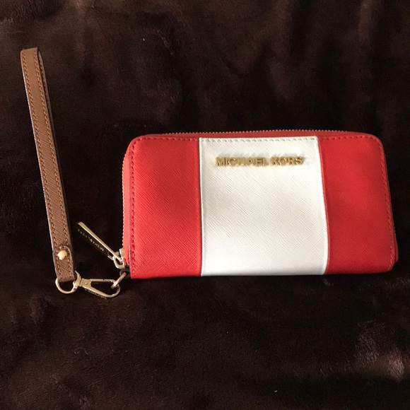 Michael Kors Handbags - Michael Kors wristlet. New without tags